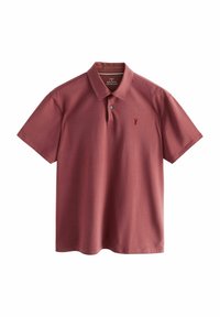 Polo de manga corta en un tono rojo profundo, fabricado en suave tejido de algodón, con un cierre de dos botones y un pequeño logotipo bordado.