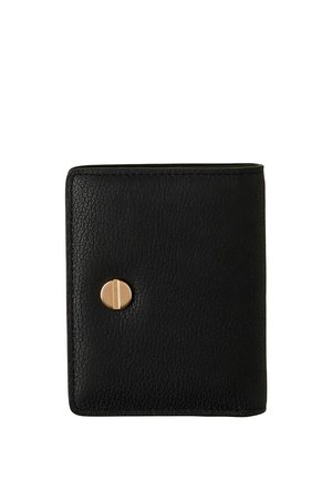 Portefeuille en cuir noir texturé avec un fermoir rond doré à l'avant, photographié sur un fond blanc.