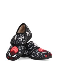 Zapatillas en blanco y negro con tiras de Velcro que presentan gráficos de la máscara de Spider-Man en rojo y negro en los dedos, junto con patrones de fondo estilo cómic.