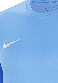 Maglietta sportiva Nike Dri-FIT di colore azzurro chiaro, con scollo rotondo, maniche corte e logo swoosh bianco posizionato sulla parte superiore sinistra del petto.