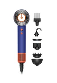 Blauer und orangefarbener Haartrockner mit rundem Kopf und sechs schwarzen, abnehmbaren Styling-Aufsätzen, die vertikal auf der rechten Seite angeordnet sind.