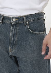 Matinique LELAND - Sirgete säärtega teksad - medium washed denim