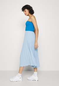 KnowledgeCotton Apparel DAFFODIL MIDI SKIRT - Saia plissada - chambray blue