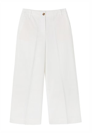 Pantaloni a gamba larga in tessuto bianco. Presentano una chiusura con un singolo bottone marrone, due tasche laterali e un design pulito e sartoriale.