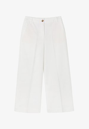 Biele nohavice s širokými nohavicami. Majú jeden hnedý gombík na zapínanie, dve bočné vrecká a čistý, dobre strihaný dizajn.