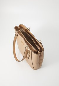 Borsa a mano sintetica beige con doppi manici superiori, chiusura con zip e una texture liscia. Presenta scomparti interni e accessori in finitura dorata.