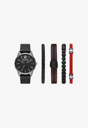Montre analogique noire pour homme Skechers avec bracelet en cuir et quatre bracelets assortis noirs et rouges alignés.