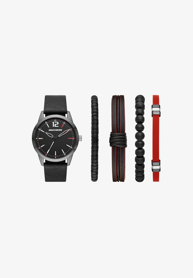 Reloj de pulsera analógico negro para hombre de Skechers con correa de cuero y cuatro pulseras combinadas en negro y rojo alineadas en fila.