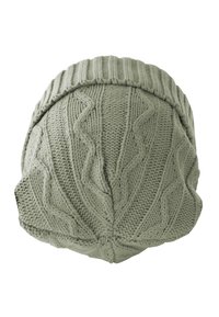 Berretto a maglia in verde chiaro, con un bordo a coste e un motivo a treccia testurizzato con parte superiore arrotondata, realizzato in filato morbido e spesso.