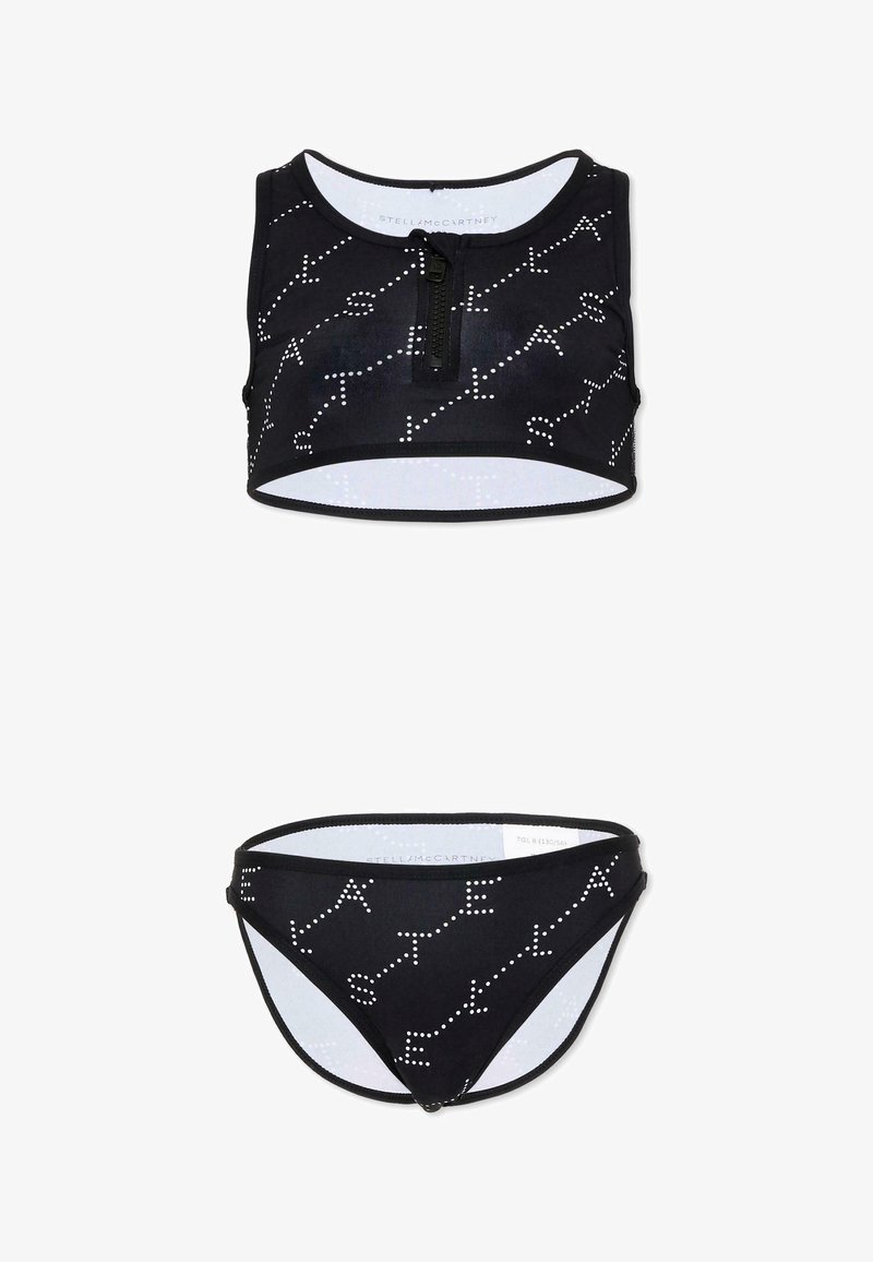 Maillot de bain deux pièces noir avec motif à pois blancs formant "Stella McCartney", fermeture éclair à l'avant du haut, et culotte de bikini classique.