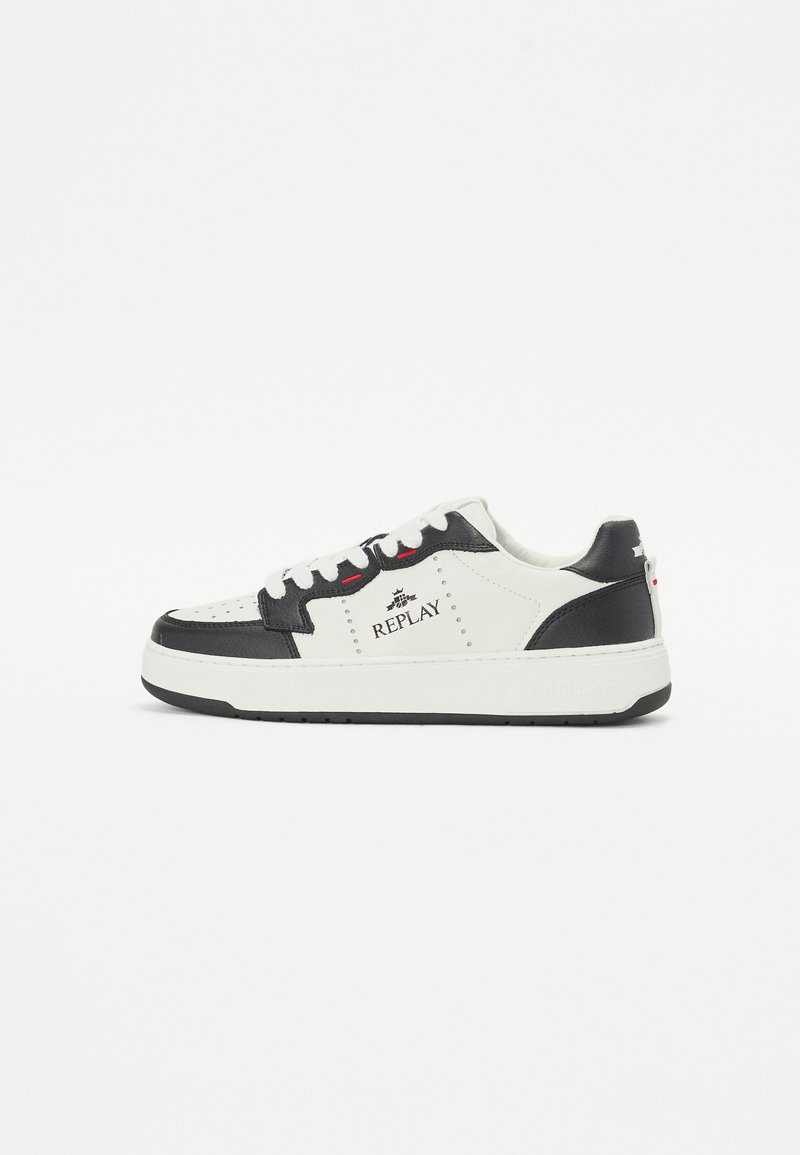 Weiße und schwarze Sneaker mit einem glatten Lederobermaterial, perforierter Zehenpartie, Schnürsenkeln und einer dicken Gummisohle. Mit "REPLAY"-Logo an der Seite.
