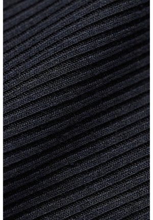 Primo piano di un tessuto nero a costine strette con linee orizzontali testurizzate.