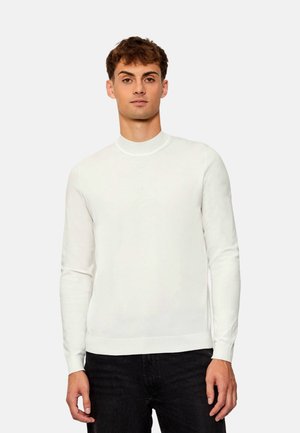 Weißer Pullover mit hohem Kragen, langen Ärmeln und glatter Textur. Besitzt ein tailliertes Design und gerippte Bündchen an den Handgelenken und dem Saum.