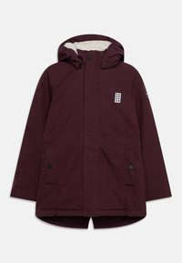 Burgundowa kurtka z kapturem o teksturowym wykończeniu, z futrzanym kołnierzem, dwiema przednimi kieszeniami oraz naszywką z logo na piersi.