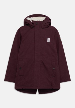 Burgunderfarbene Kapuzenjacke mit strukturiertem Finish, ausgestattet mit einem mit Fell gefütterten Kragen, zwei Fronttaschen und einem Logo-Patch auf der Brust.