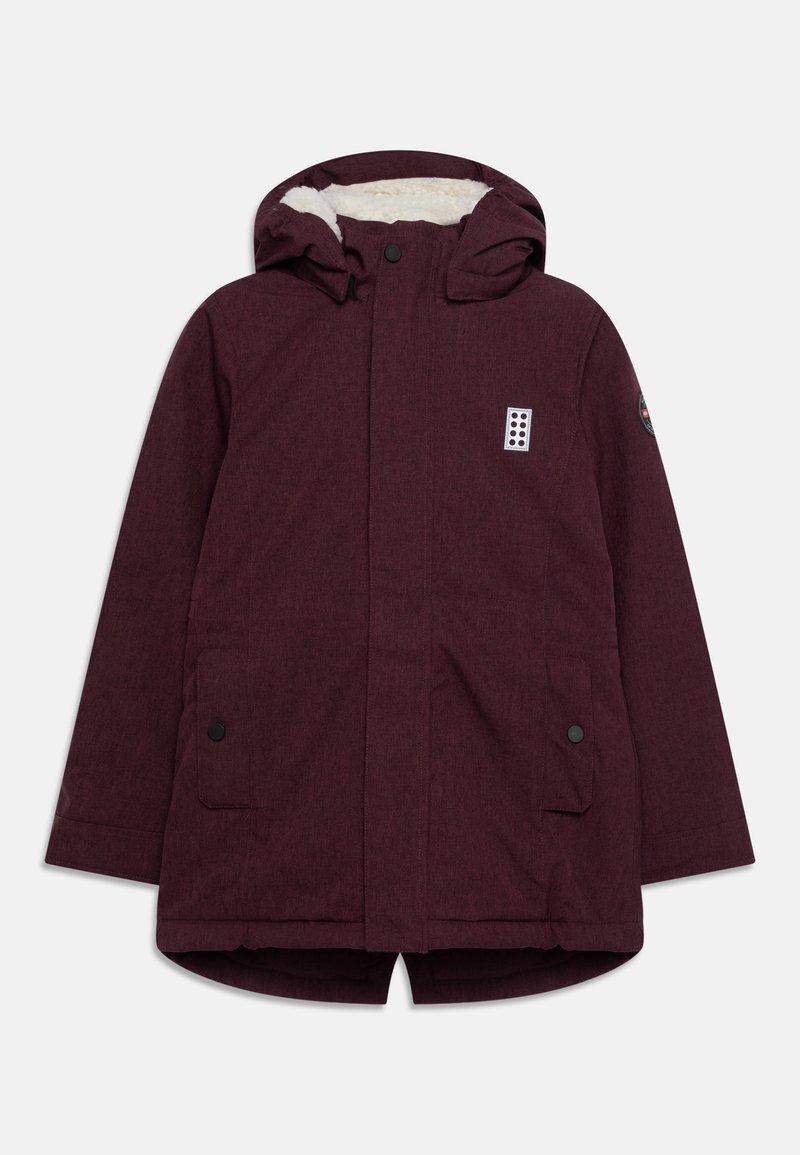 Burgundowa kurtka z kapturem o teksturowym wykończeniu, z futrzanym kołnierzem, dwiema przednimi kieszeniami oraz naszywką z logo na piersi.