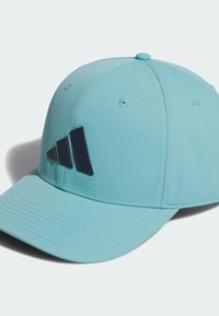 Světle modrá čepice s propracovaným designem, s texturovanou tkaninou, zakřiveným kšiltem a tmavě modrým logem se třemi proužky na přední straně.