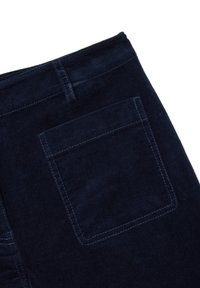 Pantalones de tergal color azul marino oscuro, mostrando un primer plano de la cintura trasera y un bolsillo cuadrado con costuras visibles.