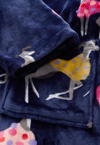 Tissu polaire bleu foncé avec des figures colorées de ballerines dansantes en robes à pois jaunes, roses et rouges.