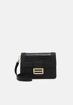 Sac bandoulière en cuir noir avec rabat à texture crocodile et boucle rectangulaire dorée, sangle détachable et bords cousus.