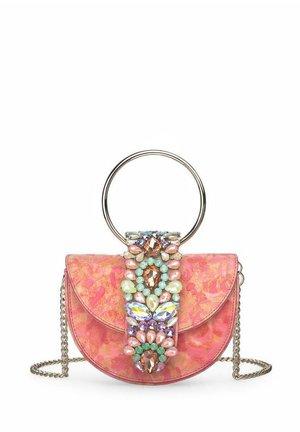 Bolso de cuero rosa con un asa circular de plata, adornado con gemas multicolores y patrones decorativos, que cuenta con una correa de cadena.