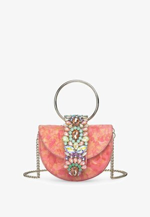 Bolso de cuero rosa con un asa circular de plata, adornado con gemas multicolores y patrones decorativos, que cuenta con una correa de cadena.