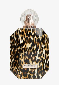Flacone di profumo con pattern leopardato, forma geometrica, colori nero e oro, e un tappo trasparente a forma di diamante. Etichetta di branding argentata sul fronte.