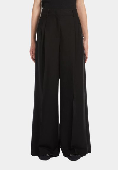 Široké černé kalhoty z hladkého materiálu s sklady, mají strukturovaný pas a minimalistický design.