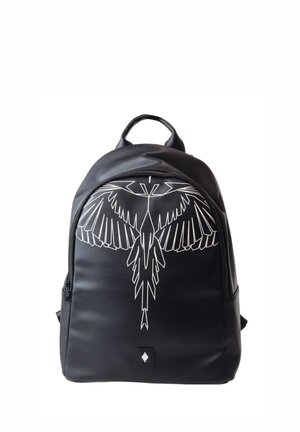 Zaino nero con motivo geometrico bianco a forma di uccello sulla parte anteriore, chiusura con cerniera e manico superiore.