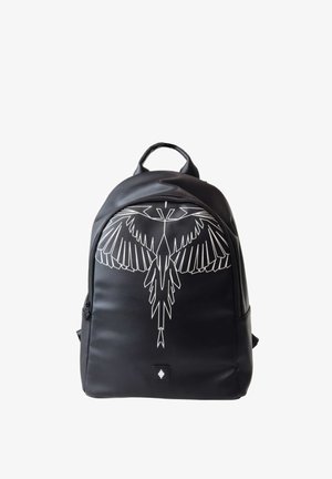 Zaino nero con motivo geometrico bianco a forma di uccello sulla parte anteriore, chiusura con cerniera e manico superiore.
