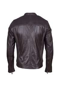 Giacca in pelle marrone con dettagli testurizzati sulle spalle, polsini con zip e corpo liscio. Presenta una silhouette aderente e cuciture minime.