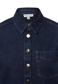 Camicia in denim scuro con colletto classico, bottoni argentati, tasca sul petto e dettagli di cucitura visibili in filo dorato a contrasto.