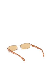 Sluneční brýle s prodlouženým obdélníkovým tvarem, zlatými skly a acetátovými stranicemi s tortoiseshell vzorem, které mají malý akcent ve tvaru hvězdy.