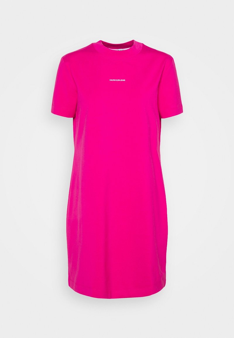 Tajt skuren klänning med kort ärm i livfull rosa bomull, med rund hals och litet vitt "Calvin Klein Jeans"-logotyp på bröstet.
