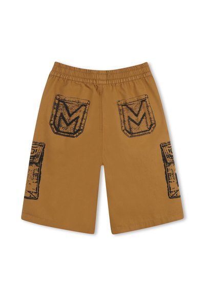 Pantaloncini marroni con due tasche posteriori, design con lettera 'M' nera, fascia elastica in vita e tessuto dalla texture liscia.