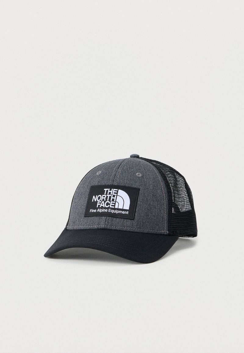 Σκούφος μπέιζμπολ σε σκούρο γκρι και μαύρο με πλέγμα στο πίσω μέρος και λογότυπο "The North Face Fine Alpine Equipment" στο μπροστινό μέρος.