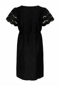 Schwarzes Kleid aus leichtem Stoff, mit kurzen, flatternden Ärmeln und gewellten Spitzenakzenten sowie einem taillierten Bindegürtel.