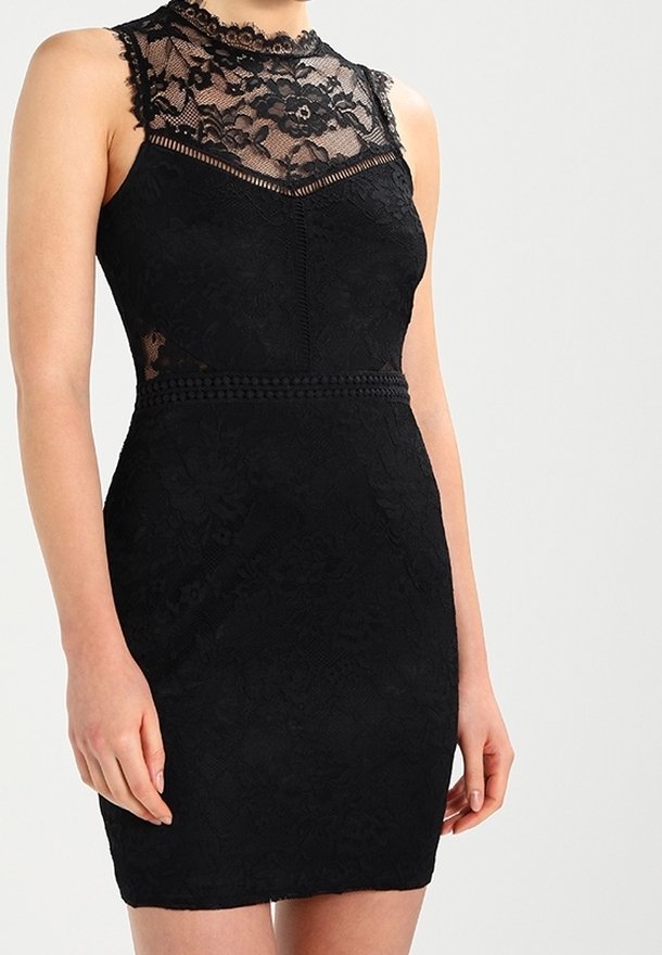Robe sans manches en dentelle noire avec motifs floraux, col montant et empiècement en dentelle transparente, silhouette ajustée se terminant au-dessus des genoux.