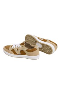 Brune og beige joggesko med hvite snørebånd, øvre del i skinn og mesh, og gummisåle med diamantmønster.