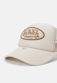 Kremna kapa s zakrivljenim billom, mrežastimi bočnimi paneli in velikim rjavim vezenim logotipom z napisom "Von Dutch Originals."
