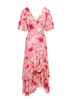 Floral jurkje van roze stof met een V-hals, korte pofmouwen en een gelaagde rucheszoom met rode en witte bloemen op een gemusterde achtergrond.
