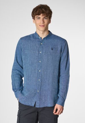 Camicia button-up a maniche lunghe di colore blu scuro, realizzata in tessuto strutturato, con colletto alla francese e un piccolo logo sul petto, con una vestibilità rilassata.