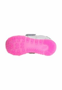 Suola delle sneaker caratterizzata da una prominente suola in gomma rosa con un motivo di battistrada testurizzato. Materiali superiori grigi con un design di fasce a contrasto.