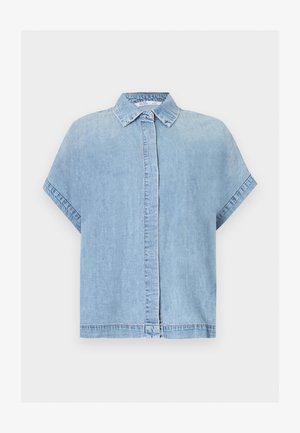 Svetlomodrá džínsová košeľa s krátkym rukávom, so skrytou légou na gombíky a klasickým golierom, zobrazená na bielom pozadí.