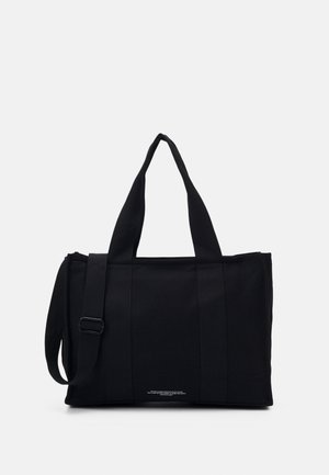 Sac fourre-tout noir en tissu durable. Dispose de deux poignées courtes et d'une longue bandoulière réglable. Forme rectangulaire avec un design minimaliste.