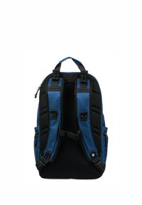 Μπλε και μαύρο σακίδιο με επενδυμένους ιμάντες από δίχτυ, χειρολαβή στην κορυφή, πλαϊνές τσέπες και ρυθμιζόμενες αγκράφες, σχεδιασμένο για άνεση και αποθήκευση.