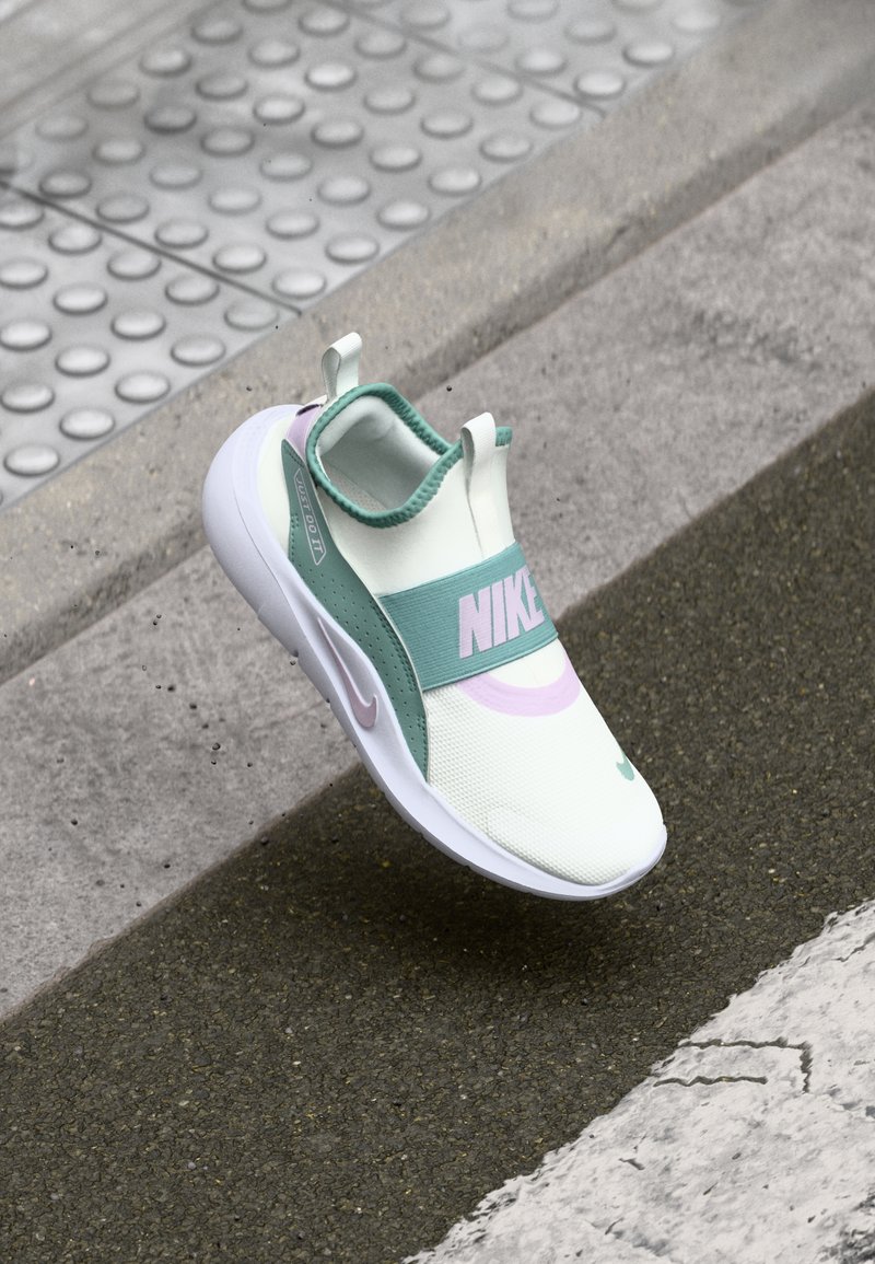 Nike tenisica s dizajnom svijetle nane zelene i bijele boje, slip-on stil s debljom trakom i istaknutim logotipom, teksturiranom gornjom stranom i amortiziranim đonom.