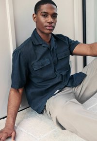 Next SHORT SLEEVE WITH CUBAN COLLAR - REGULAR FIT - Skjorter - navy blue