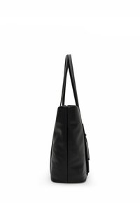 Borsa a tracolla in pelle nera con forma strutturata, superficie testurizzata, doppie maniglie e dettaglio con nappina laterale. Chiusura superiore con zip.