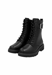 Bottines en cuir noir avec une semelle en caoutchouc épaisse, des lacets à l'avant et un accent de boucle en argent sur le côté. Texture lisse et design robuste.